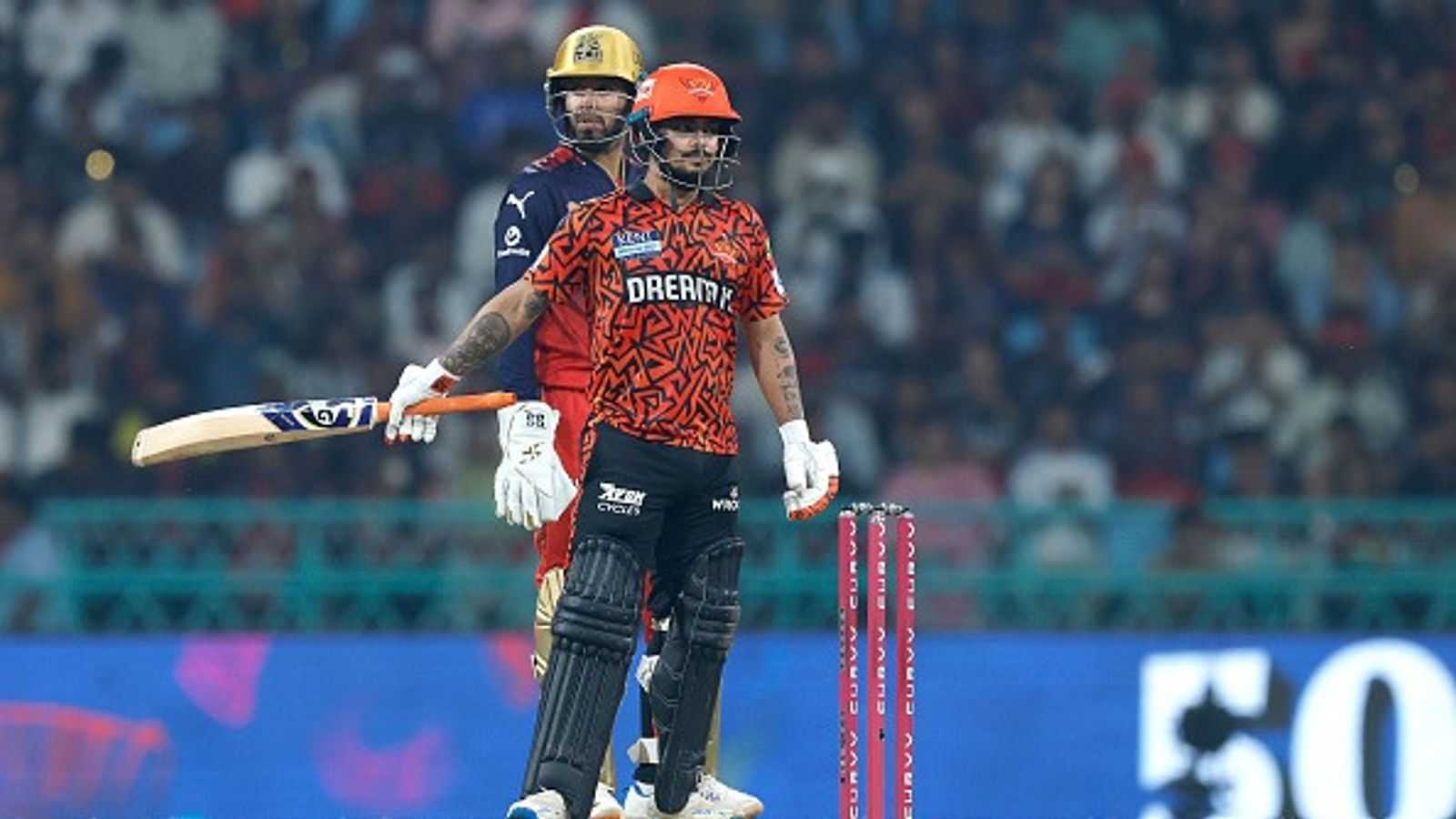 RCB vs SRH: रॉयल चैलेंजर्स बेंगलुरु या फिर सनराइजर्स हैदराबाद, IPL में कौन किस पर है भारी, यहां जानें हेड टू हेड रिकॉर्ड पैट कमिंस की गैरमौजूदगी में इशान किशन सनराइजर्स हैदराबाद की कप्तानी करेंगे. (PC: Getty)