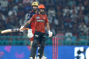 RCB vs SRH: रॉयल चैलेंजर्स बेंगलुरु या फिर सनराइजर्स हैदराबाद, IPL में कौन किस पर है भारी, यहां जानें हेड टू हेड रिकॉर्ड SportsTak Hindi