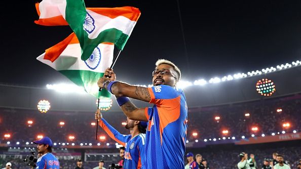 हार्दिक पंड्या ने वानखेड़े स्टेडियम के ग्राउंड स्टाफ को गिफ्ट दिए. (PC: Getty)