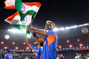 हार्दिक पंड्या ने निभाया अपना वादा, T20 वर्ल्ड कप जीतने के बाद वानखेड़े स्टेडियम के ग्राउंड्समैन को दिया इनाम SportsTak Hindi