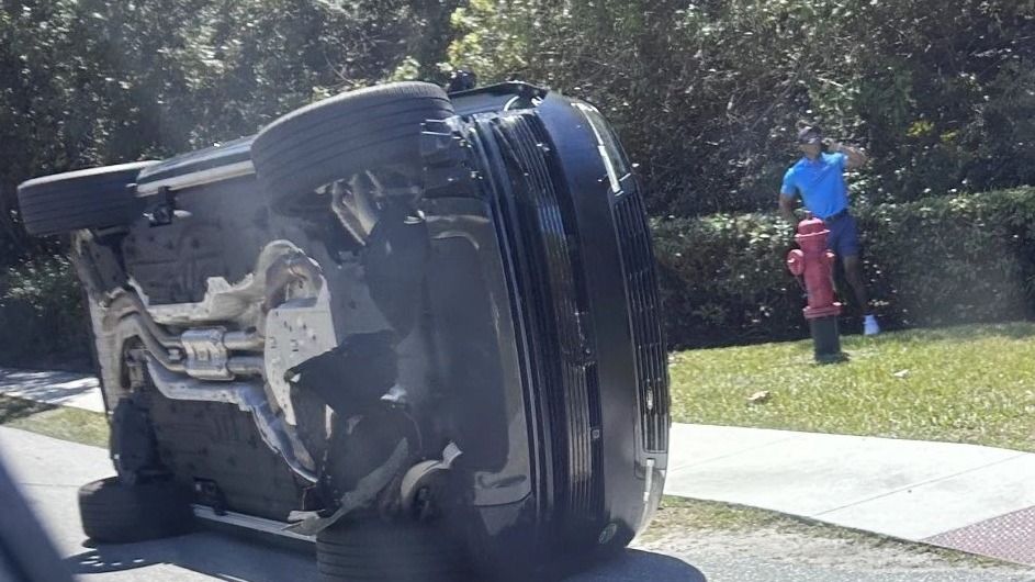  टाइगर वुड्स की कार ट्रक से टकराकर पलट गई. (PC: X)