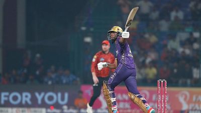 KKR को हर हाल में जीत दिलाना चाहते हैं ओपनर अंगकृष रघुवंशी ? बताया पूरा गेम प्लान Angkrish Raghuvanshi plays a shot in a match against SRH