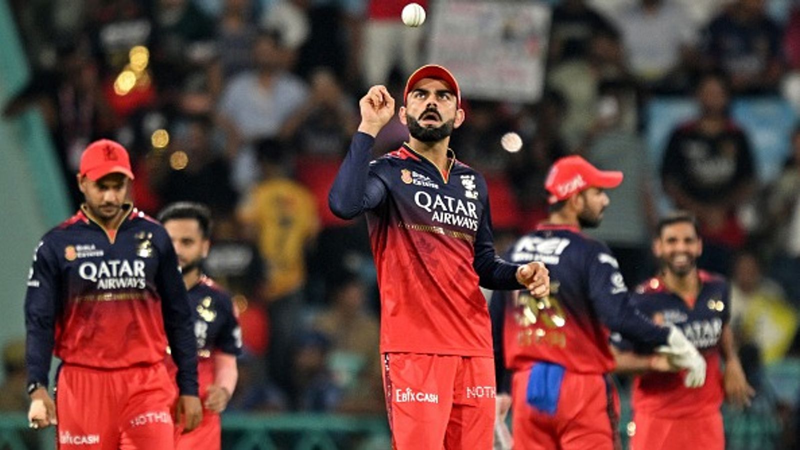 IPL 2026: सनराइजर्स हैदराबाद के खिलाफ ओपनिंग मैच में काली पट्टी बांधकर खेलेगी RCB की टीम? जानें क्यों रॉयल चैलेंजर्स बेंगलुरु के खिलाड़ी वार्म अप के दौरान 11 नंबर की जर्सी पहनेंगे. (PC: Getty)