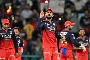 IPL 2026: सनराइजर्स हैदराबाद के खिलाफ ओपनिंग मैच में काली पट्टी बांधकर खेलेगी RCB की टीम? जानें क्यों SportsTak Hindi