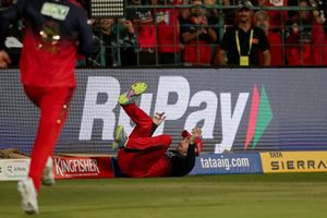 RCB vs SRH: क्लासन को आउट करने वाले फिल सॉल्ट के कैच पर बवाल, थर्ड अंपायर के फैसले पर उठे सवाल SportsTak Hindi