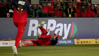 RCB vs SRH: क्लासन को आउट करने वाले फिल सॉल्ट के कैच पर बवाल, थर्ड अंपायर के फैसले पर उठे सवाल SportsTak Hindi