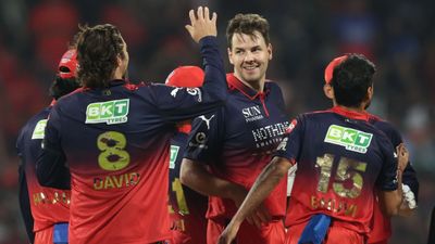 RCB vs SRH: कोहली-पडिक्कल और डफी के धमाल ने किशन की पारी पर पानी फेरा, आरसीबी 6 विकेट से जीती SportsTak Hindi