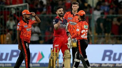 'मुझे बहुत मजा आया', इशान किशन ने हार के बाद दिया चौंकाने वाला बयान, कहा - विराट भाई को... Royal Challengers Bengaluru's Virat Kohli is congratulated by Sunrisers Hyderabad's Ishan Kishan