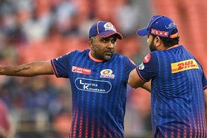 MI vs KKR : 'ड्रेसिंग रूम में हाथी की तरह...', IPL में 13 साल से जारी MI के 'अपशकुन' को लेकर मुंबई के कोच जयवर्धने ने क्या कहा? SportsTak Hindi
