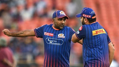 MI vs KKR : 'ड्रेसिंग रूम में हाथी की तरह...', IPL में 13 साल से जारी MI के 'अपशकुन' को लेकर मुंबई के कोच जयवर्धने ने क्या कहा? Mumbai Indian's head coach Mahela Jayawardene (L) speaks with player Rohit Sharma