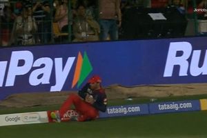 IPL के पहले दिन ही फिल साल्ट की कैच पर बवाल, माइकल वॉन ने अंपायरिंग पर उठाए सवाल SportsTak Hindi