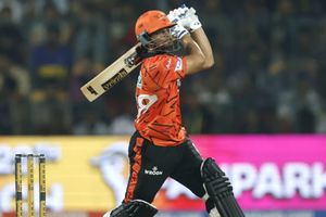 बचपन में मां की मौत, चाचा ने पाला, 13 KM जाकर सीखा क्रिकेट, एक पारी में ठोके 400 रन, अब IPL 2026 में गर्दा उड़ाया SportsTak Hindi