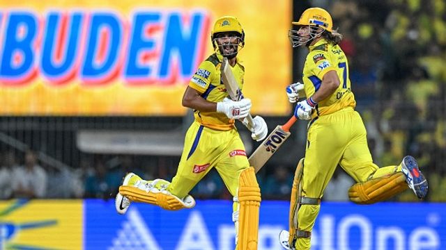 IPL 2026: धोनी के बाद अब CSK का यह स्टार खिलाड़ी चोटिल, इतने मैचों से रहेगा बाहर चेन्नई सुपर किंग्स पिछले सीजन पॉइंट टेबल में सबसे निचले स्थान पर रही थी. (PC: Getty)
