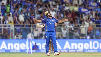 MI vs KKR: मुंबई ने 14 साल बाद जीता आईपीएल का पहला मैच, कोलकाता को 6 विकेट से पीटा SportsTak Hindi