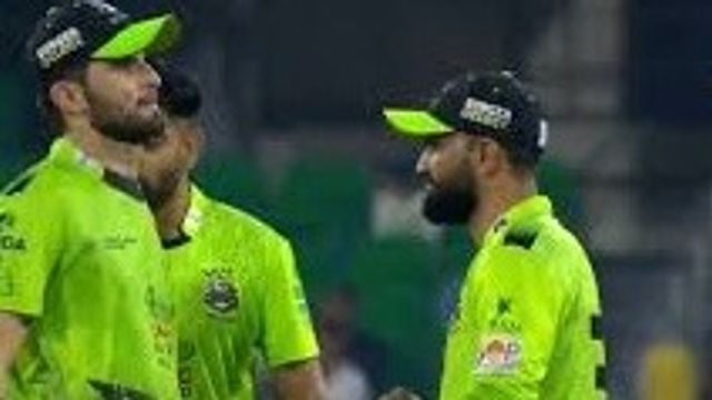 PSL Ball-Tampering Controversy: कप्तान शाहीन अफरीदी बेईमानी पर उतरे, रऊफ- फखर के साथ मिलकर की गेंद से छेड़छाड़, अंपायर ने टीम को दी सजा लाहौर कलंदर्स चार विकेट से हार गई. (PC: X)