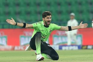 बॉल टेंपरिंग से पहले शाहीन अफरीदी ने रात डेढ़ बजे होटल के कमरे में किन बाहरी लोगों से की थी मीटिंग? पुलिस ने दी थी चेतावनी SportsTak Hindi