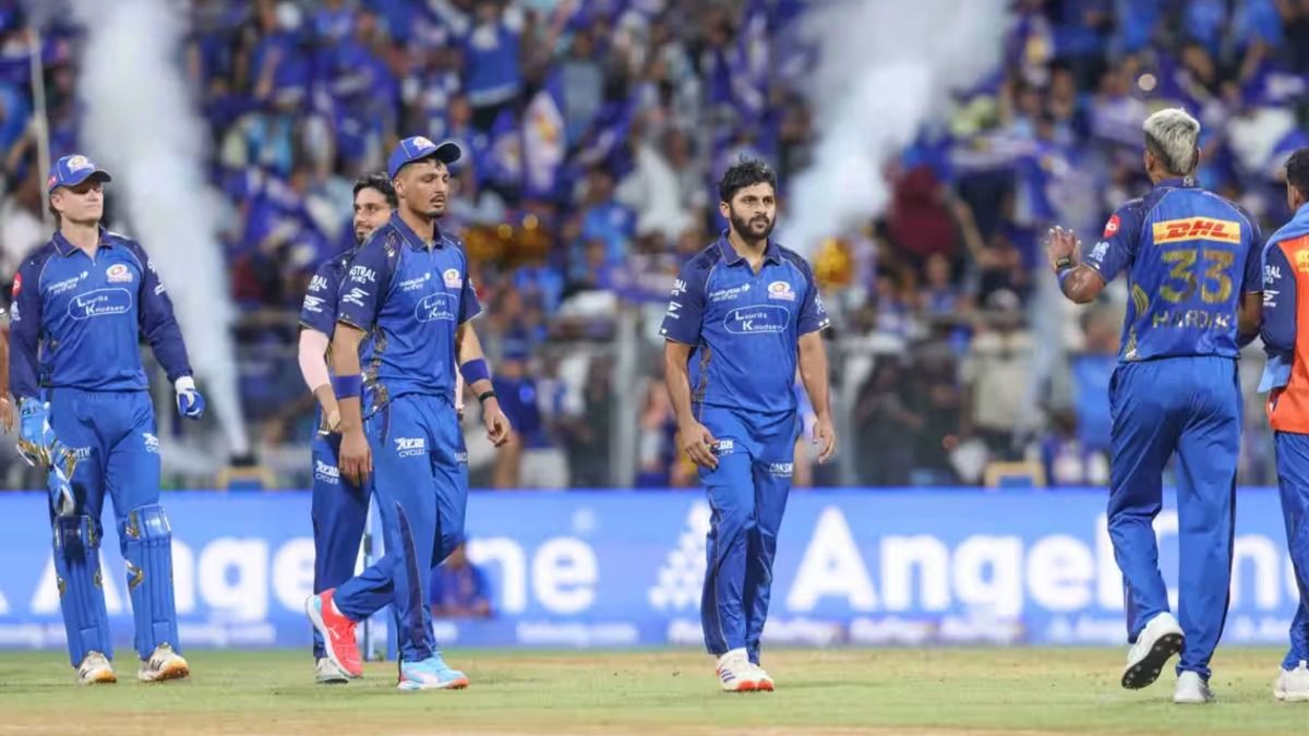 शार्दुल ठाकुर (बीच में) पहली बार आईपीएल में मुंबई के लिए खेल रहे हैं. (Photo: BCCI)