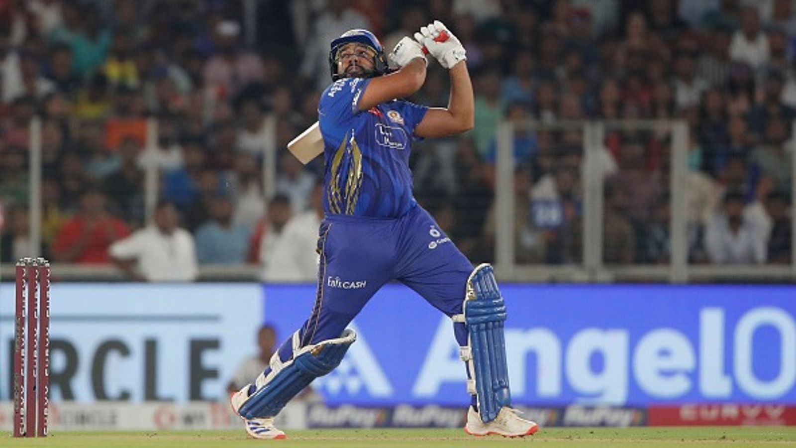 'अपने 2.0 अवतार में आ गए हैं रोहित शर्मा', दिग्गज खिलाड़ी ने IPL की बाकी टीमों को चेताया रोहित शर्मा ने 38 गेंदों में 78 रन की पारी खेली. (PC: Getty)