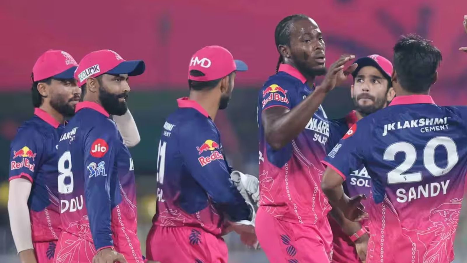 IPL में लगातार 200 प्लस रन बनने और गेंदबाजों की पिटाई पर जोफ्रा आर्चर का तीखा बयान, जानिए क्या बोले जोफ्रा आर्चर राजस्थान रॉयल्स के लिए आईपीएल में खेलते हैं. (Photo: BCCI)