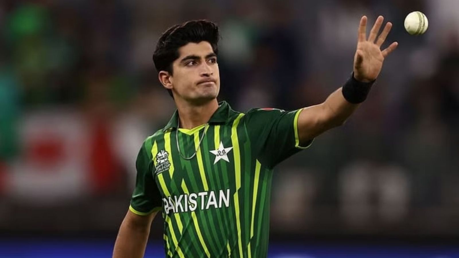 नसीम शाह को राजनीतिक ट्वीट करना पड़ा भारी, PCB ने लगाया 2 करोड़ का जुर्माना, जानिए ऐसा क्या लिखा था नसीम शाह पाकिस्तान के तेज गेंदबाज हैं. (Photo: Getty)