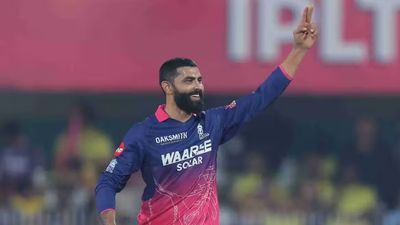 'येलो पुराना लगता है और पिंक ज्यादा पसंद', जडेजा ने CSK छोड़ने पर दिया इमोशनल बयान Ravindra Jadeja after taking a wicket against Chennai