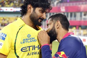 जडेजा का इमोशनल मूमेंट वायरल, RR की जर्सी में भी CSK का लोगो चूमकर जीता दिल! SportsTak Hindi