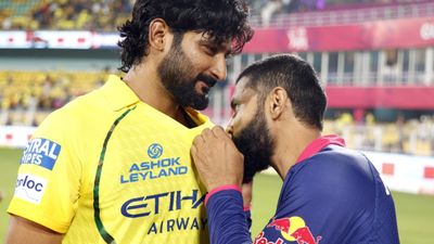 जडेजा का इमोशनल मूमेंट वायरल, RR की जर्सी में भी CSK का लोगो चूमकर जीता दिल! Jadeja kissing the Chennai logo in Khaleel Ahmed's T-shirt