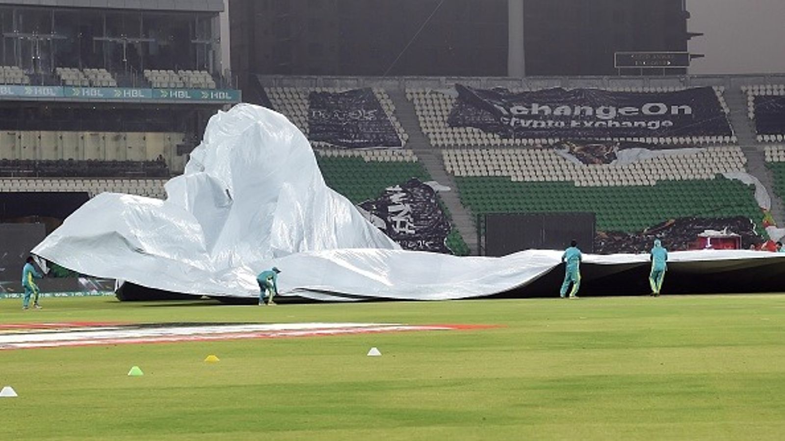 PSL 2026: गद्दाफी स्टेडियम में जबरदस्त ड्रामा, तेज हवा से उड़े कवर्स, गिरे ग्राउंड स्टाफ, Video इस्लामाबाद यूनाइटेड और पेशावर जल्मी के बीच मुकाबला रद्द हो गया. (pc: getty)