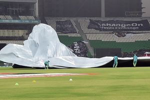 PSL 2026: गद्दाफी स्टेडियम में जबरदस्त ड्रामा, तेज हवा से उड़े कवर्स, गिरे ग्राउंड स्टाफ, Video SportsTak Hindi