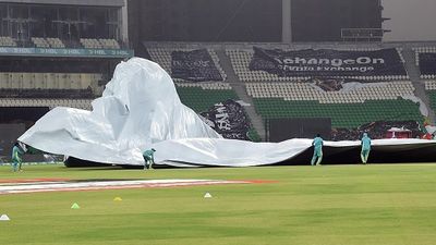 PSL 2026: गद्दाफी स्टेडियम में जबरदस्त ड्रामा, तेज हवा से उड़े कवर्स, गिरे ग्राउंड स्टाफ, Video SportsTak Hindi