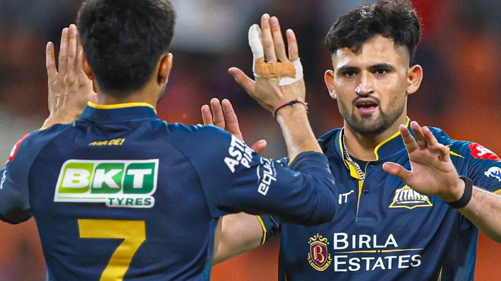 कौन हैं अशोक शर्मा? डेब्यू मैच में 18वां ओवर देख जिसकी तारीफ करते नहीं थक रहे GT के कप्तान शुभमन गिल अशोक शर्मा ने पंजाब किंग्स के खिलाफ आईपीएल में डेब्यू किया. (PC: Getty)