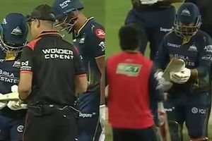 IPL 2026: राहुल तेवतिया के बल्ले को लेकर ड्रामा, मैदान पर आते ही बदलना पड़ा अपना बैट SportsTak Hindi