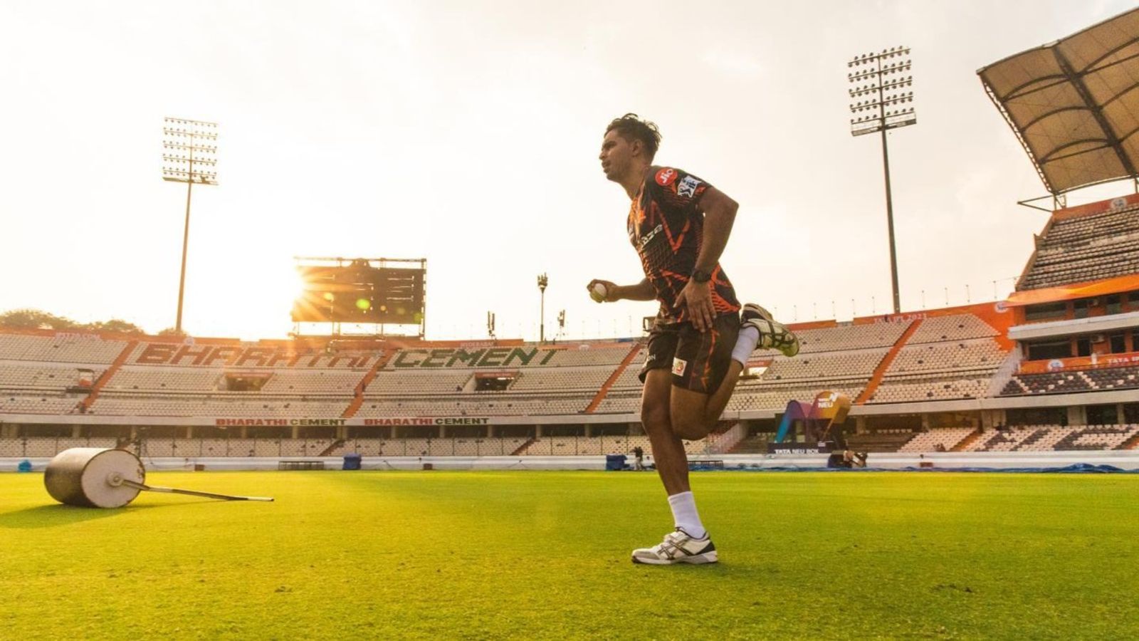 IPL में 6 साल पहले 4 रन बचाकर बना हीरो, फिर खेलने को तरसा, 150 की है स्पीड, अब धूम मचाने को तैयार कार्तिक त्यागी घरेलू क्रिकेट में यूपी के लिए खेलते हैं. (Photo: Kartik Tyagi Instagram)