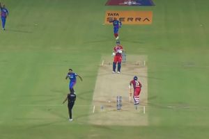 LSG के लिए ओपनिंग करने आए ऋषभ पंत को अपने खिलाड़ी से मिला धोखा, बदकिस्मती से हुए आउट, देखें VIDEO SportsTak Hindi