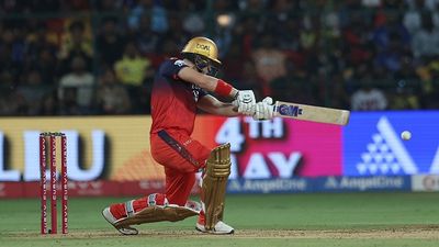 RCB स्टार को नाइट क्लब मामले में मिली चेतावनी, इंग्लैंड के वनडे कप्तान हैरी ब्रूक को भी लगी फटकार SportsTak Hindi