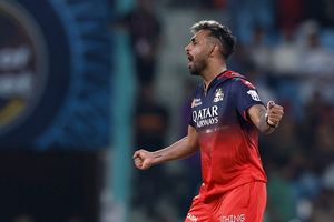 RCB का खिलाड़ी पहुंचा कोर्ट, क्रिकेट बोर्ड को लेकर की शिकायत, IPL 2026 से जुड़ा है मामला SportsTak Hindi