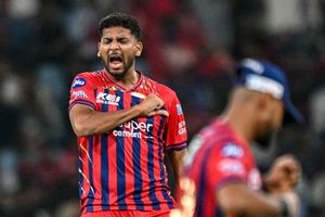 'जिम से बॉडी बनती है गेंदबाज नहीं', मोहम्मद शमी ने अपनी टीम के तेज गेंदबाज मोहसिन खान को क्यों कहा ऐसा ? SportsTak Hindi