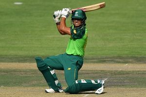 फ्लाइट पकड़ने के लिए लाइव मैच छोड़ने पर मुश्किल में फंसा क्रिकेटर, अब खेलने के लिए नहीं मिली NOC SportsTak Hindi