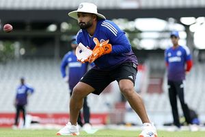 EXCLUSIVE: 'उन्हें टी20 वर्ल्ड कप टीम से बाहर होना चुभा, वो बहुत...', ऋषभ पंत को लेकर युवराज सिंह ने खोला राज SportsTak Hindi