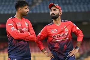 जितेश शर्मा को दिनेश कार्तिक ने क्रिकेट से दूर रहने के लिए क्यों कहा? RCB के उपकप्तान का खुलासा SportsTak Hindi