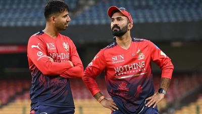 जितेश शर्मा को दिनेश कार्तिक ने क्रिकेट से दूर रहने के लिए क्यों कहा? RCB के उपकप्तान का खुलासा SportsTak Hindi