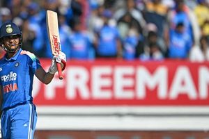 शुभमन गिल को क्यों ज्यादा गुरु ज्ञान नहीं देते युवराज सिंह? अब बताई अंदर की बात SportsTak Hindi