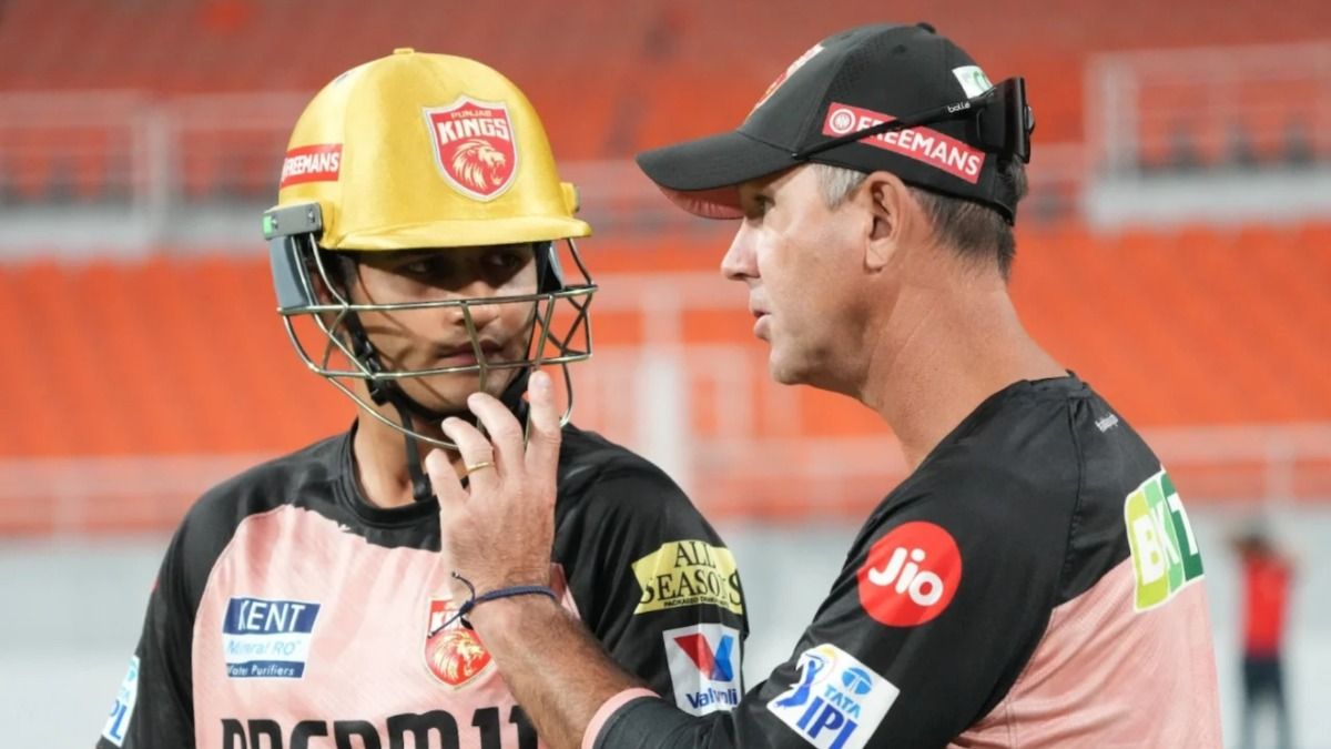 पंजाब किंग्स के हेड कोच रिकी पोंटिंग के साथ प्रियांश आर्य. (Photo: BCCI)