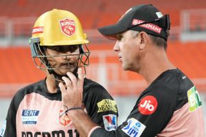 ये खिलाड़ी माता-पिता और बहन की तरह बनने वाला था टीचर, क्रिकेट का लगा चस्का, अब बॉलर्स की ले रहा क्लास SportsTak Hindi