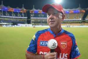 हरप्रीत बरार को क्यों मौका नहीं दे रही है पंजाब किंग्स ? रिकी पोंटिंग ने कहा - अय्यर को 12 लाख का नुकसान... SportsTak Hindi