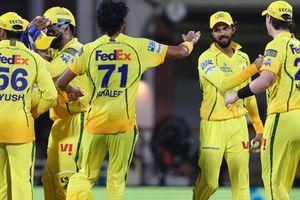 IPL 2026: CSK को पहली जीत दिलाएगा वेस्ट इंडीज का ये खिलाड़ी! RCB के खिलाफ मैच में चुनने की हुई अपील SportsTak Hindi