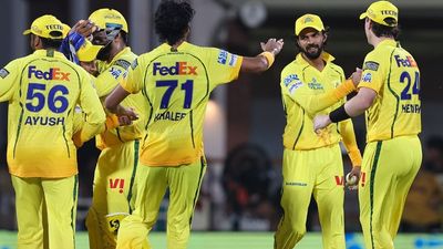 IPL 2026: CSK को पहली जीत दिलाएगा वेस्ट इंडीज का ये खिलाड़ी! RCB के खिलाफ मैच में चुनने की हुई अपील SportsTak Hindi