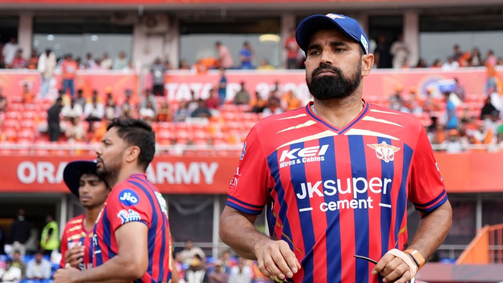 मोहम्मद शमी का जलजला, 24 में से 18 डॉट बॉल, 9 रन और 2 विकेट, अपनी पुरानी टीम पर बरपाया कहर मोहम्मद शमी हैदराबाद से ट्रेड होकर लखनऊ में गए हैं.