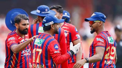 'मैं कोई मशीन नहीं', शमी ने हैदराबाद पर कहर बरपाने के बाद अजीत अगरकर को घेरा, कहा - लोग नोटिस नहीं करते तो... Shami with the players after taking a wicket