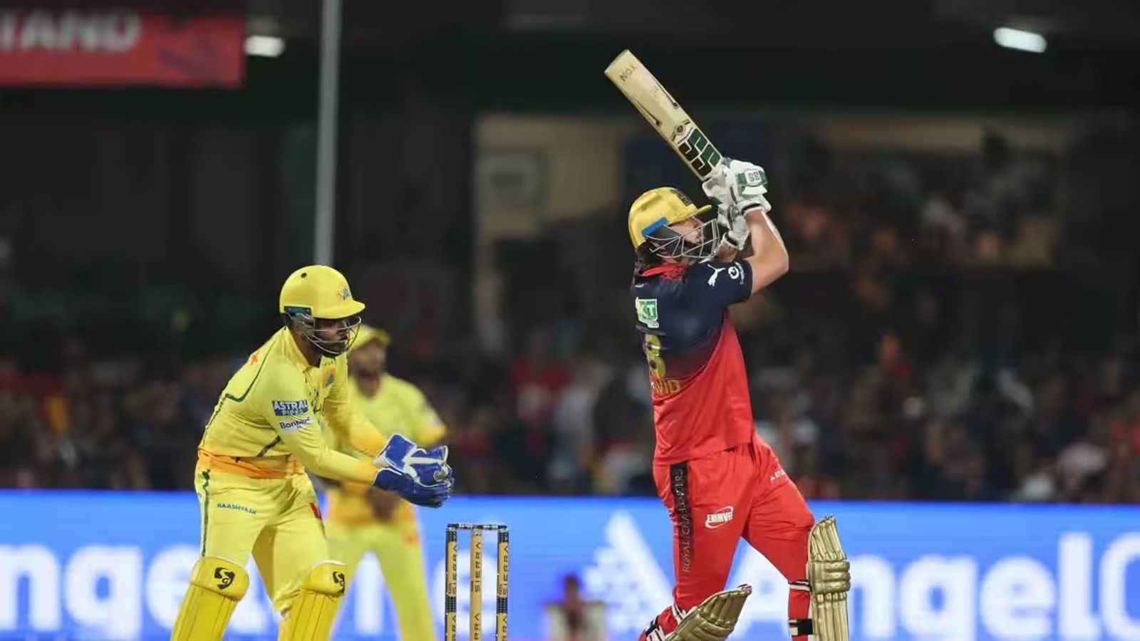 RCB vs CSK : टिम डेविड के तूफान से RCB ने उड़ाये 250 रन, CSK को लगातार मिली तीसरी हार चेन्नई के खिलाफ शॉट खेलते टिम डेविड
